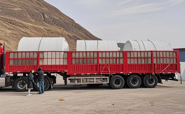 泾川塑料桶装车完毕准备运输中