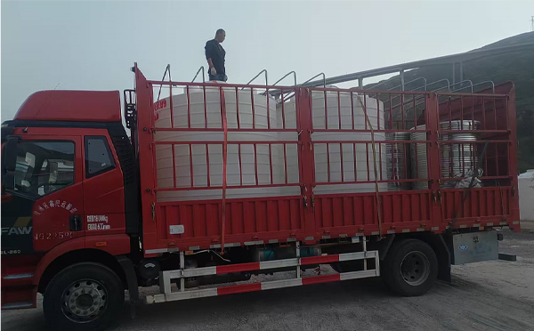 泾川立式运输桶安排发货现场