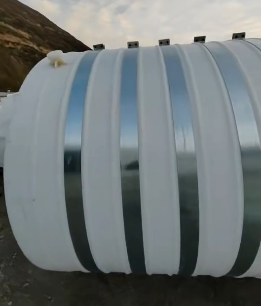 圆形泾川塑料桶批量交付案例：结构稳定，适配多行业液体储运需求